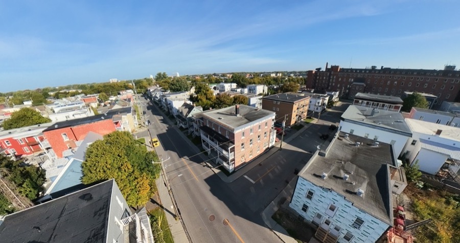 Vue aérienne d'un immeuble de briques à l'angle de deux rues