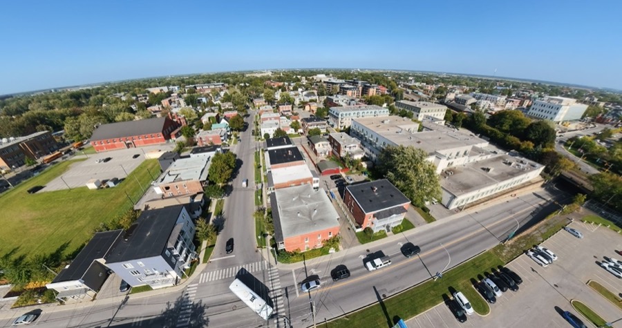 Vue d'ensemble d'une ville et de ses rues, prise en altitude