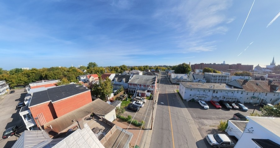Vue aérienne d'une rue de quartier et d'immeubles en rangée