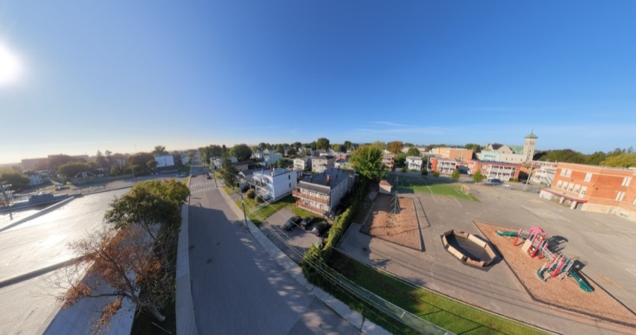 Vue aérienne d'une cour d'école et des rues voisines