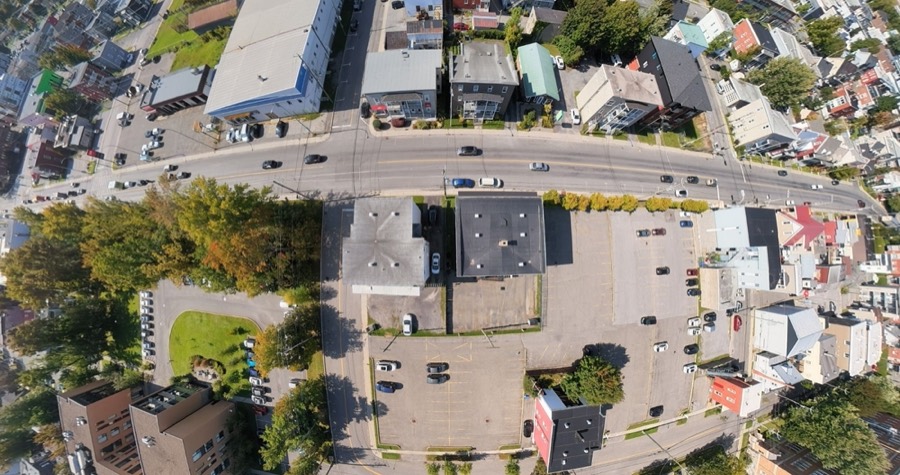 Vue verticale d'une rue, de stationnements et des immeubles voisins